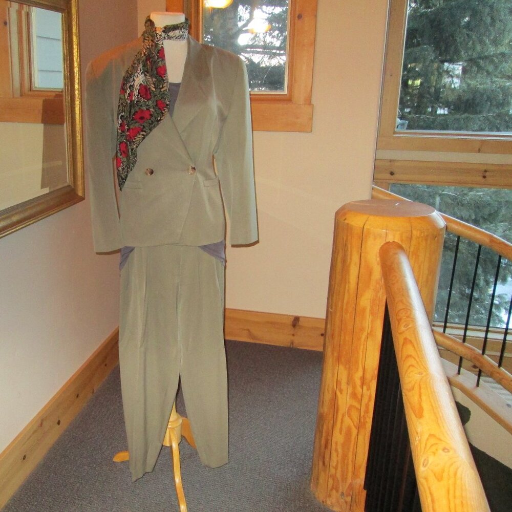 ' 90s Ellen Tracy 100% Wool Taupe Suit w/Laila Jayde Top &1995 Smithsonian Scarf